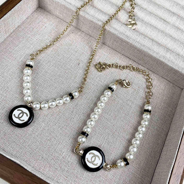 CLASSIC CC PEARL CHAIN NECKLACE WITH IMITATION PEARLS BLACK RESIN