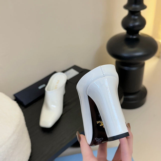 HIGH HEEL MULES WITH GOLD LETTERING LOGO IN WHITE GLOSSY CALFSKIN