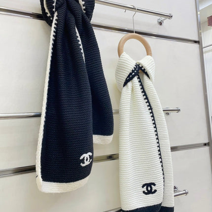 KNIT SCARF 200 CM IN WHITE CASHMERE WITH BLACK LOGO 383911