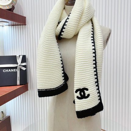 KNIT SCARF 200 CM IN WHITE CASHMERE WITH BLACK LOGO 383911