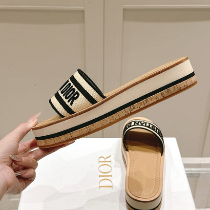 DWAY WEDGE SLIDES 45MM IN BEIGE AND BLACK FABRIC RAFFIA SOLE
