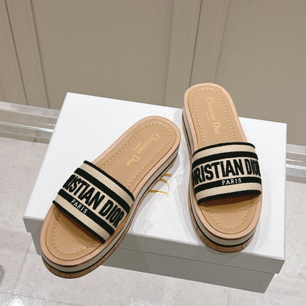 DWAY WEDGE SLIDES 45MM IN BEIGE AND BLACK FABRIC RAFFIA SOLE