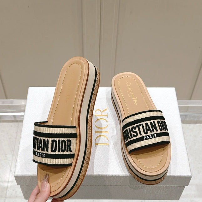 DWAY WEDGE SLIDES 45MM IN BEIGE AND BLACK FABRIC RAFFIA SOLE