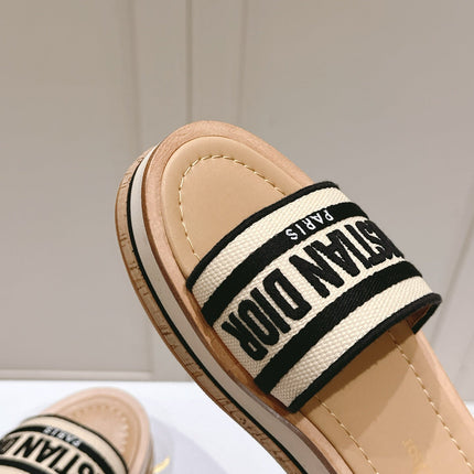 DWAY WEDGE SLIDES 45MM IN BEIGE AND BLACK FABRIC RAFFIA SOLE