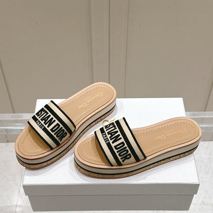 DWAY WEDGE SLIDES 45MM IN BEIGE AND BLACK FABRIC RAFFIA SOLE