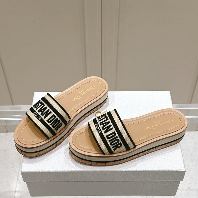 DWAY WEDGE SLIDES 45MM IN BEIGE AND BLACK FABRIC RAFFIA SOLE