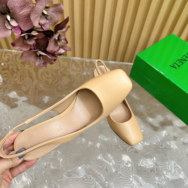 KNOT PUMP 9 CM IN EGG NOGG CALFSKIN WITH GOLD FINISHED METAL HEEL