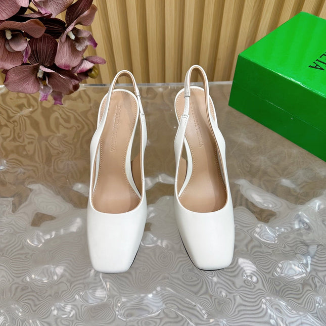 KNOT PUMP 9 CM IN WHITE CALFSKIN WITH GOLD FINISHED METAL HEEL