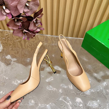 KNOT PUMP 9 CM IN EGG NOGG CALFSKIN WITH GOLD FINISHED METAL HEEL