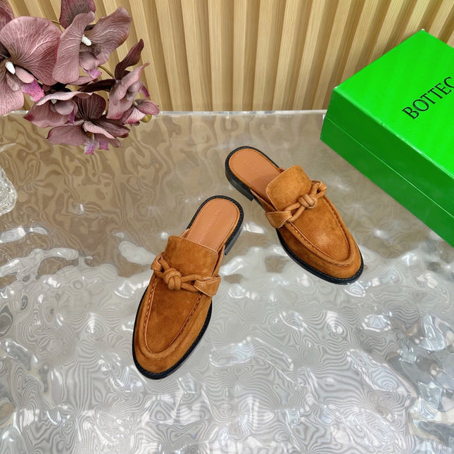 OPEN-BACK LOAFER REALISED IN CINNAMON BROWN SUEDE