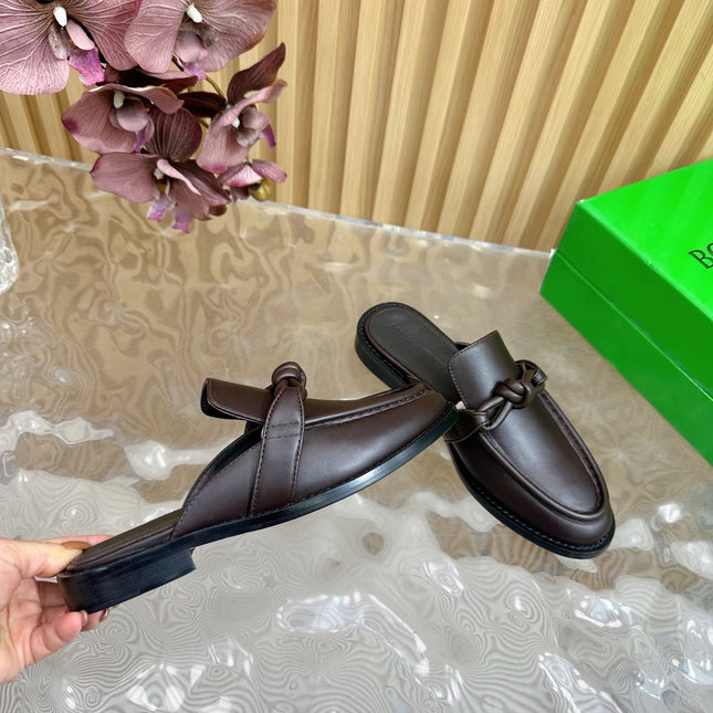 OPEN-BACK LOAFER REALISED IN CHESTNUT BROWN SOLF CALFSKIN