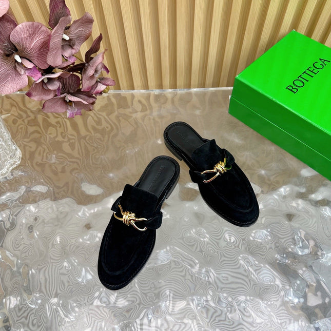 OPEN-BACK LOAFER REALISED IN BLACK SUEDE WITH SIGNATURE METALLIC KNOT DETAIL