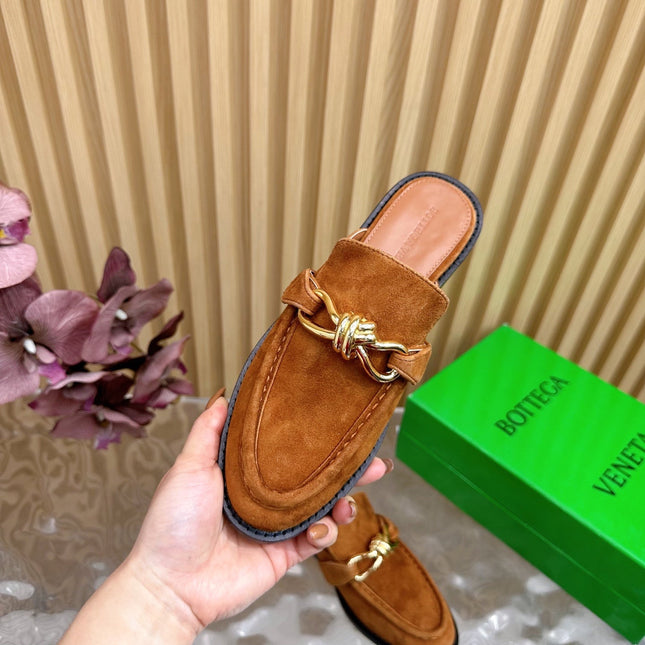 OPEN-BACK LOAFER REALISED IN CINNAMON BROWN SUEDE WITH SIGNATURE METALLIC KNOT DETAIL