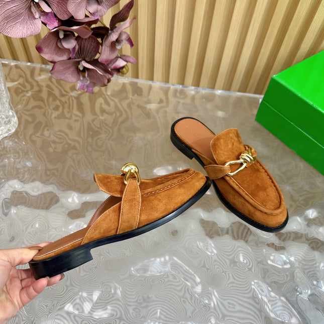 OPEN-BACK LOAFER REALISED IN CINNAMON BROWN SUEDE WITH SIGNATURE METALLIC KNOT DETAIL