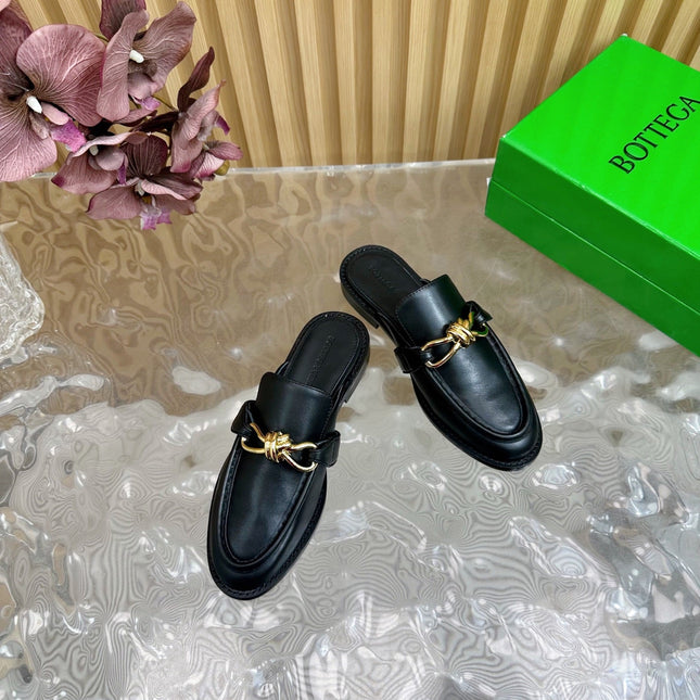 OPEN-BACK LOAFER REALISED IN BLACK SOFT CALFSKIN WITH SIGNATURE METALLIC KNOT DETAIL