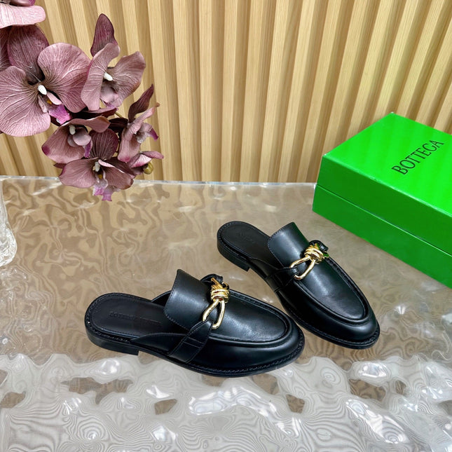 OPEN-BACK LOAFER REALISED IN BLACK SOFT CALFSKIN WITH SIGNATURE METALLIC KNOT DETAIL