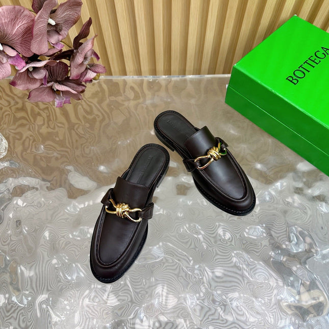 OPEN-BACK LOAFER REALISED IN CHESTNUT BROWN SOFT CALFSKIN WITH SIGNATURE METALLIC KNOT DETAIL