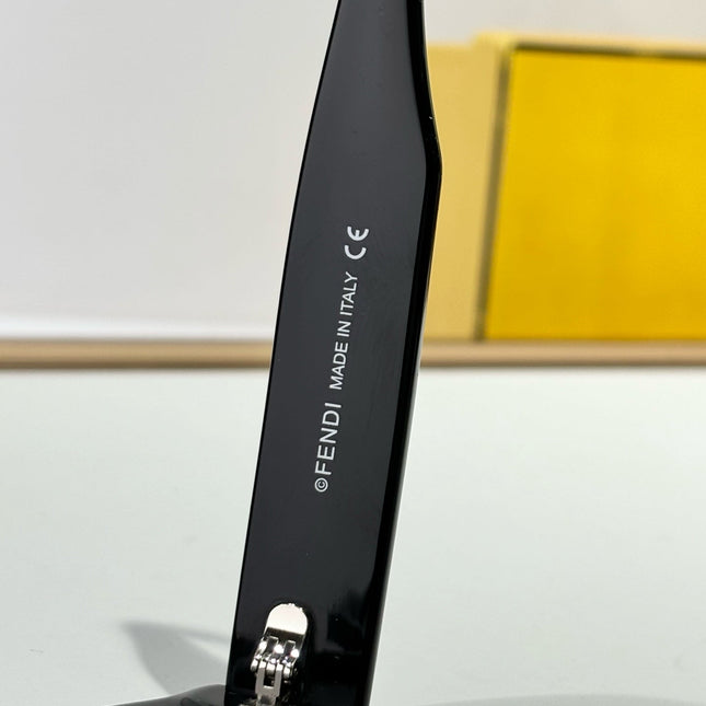 FEN EVOLUTION CHUNKY GEOMETRIC FRAME SUNGLASSES FE40118 IN ACETATE