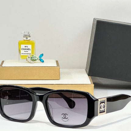 RECTANGULAR SUNGLASSES CH4366 IN ACETATE EMBOSSED CRYSTAL