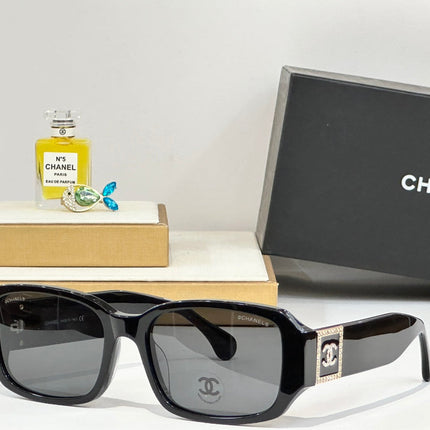 RECTANGULAR SUNGLASSES CH4366 IN ACETATE EMBOSSED CRYSTAL