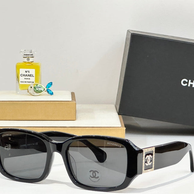 RECTANGULAR SUNGLASSES CH4366 IN ACETATE EMBOSSED CRYSTAL