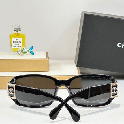 RECTANGULAR SUNGLASSES CH4366 IN ACETATE EMBOSSED CRYSTAL