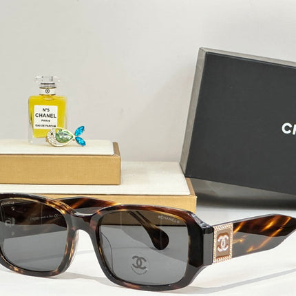 RECTANGULAR SUNGLASSES CH4366 IN ACETATE EMBOSSED CRYSTAL