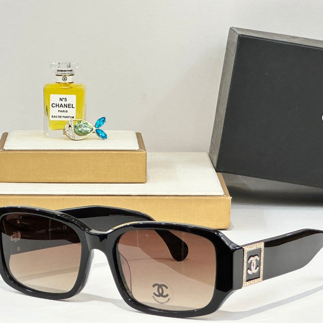 RECTANGULAR SUNGLASSES CH4366 IN ACETATE EMBOSSED CRYSTAL