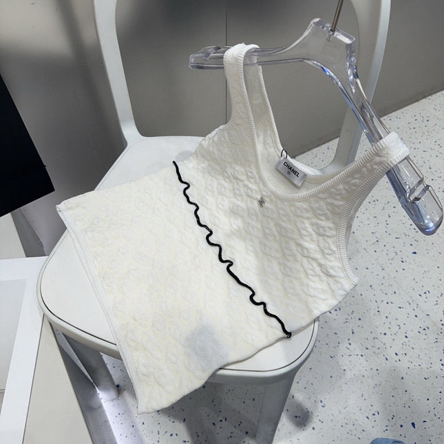 SLEEVELESS TOP 640633 IN WHITE COTTON RAISED LOGO