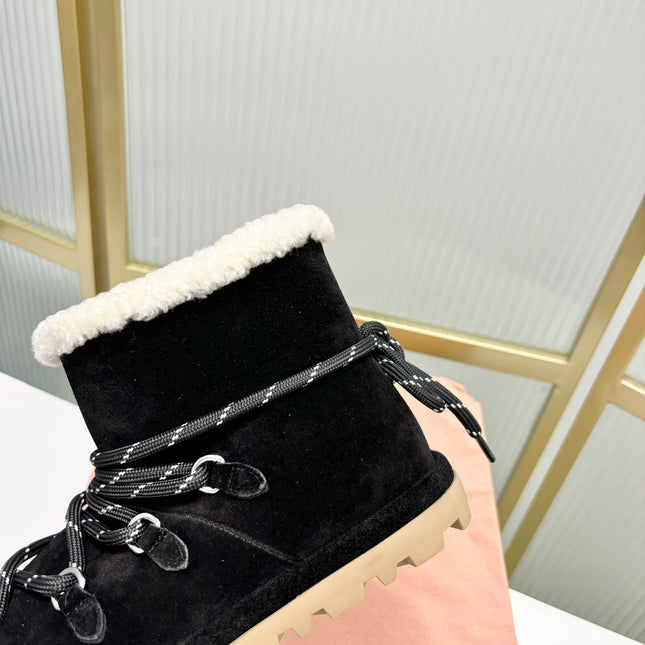 LACE-UP ANKLE BOOTS IN BLACK SUEDE AND FLEECE LINING