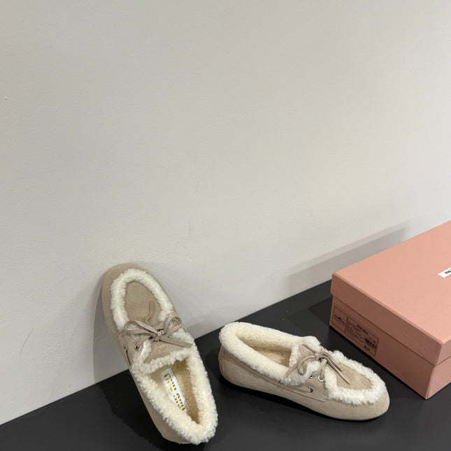 LACE-UP LOAFERS IN BEIGE SUEDE AND WHITE FLEECE LINING