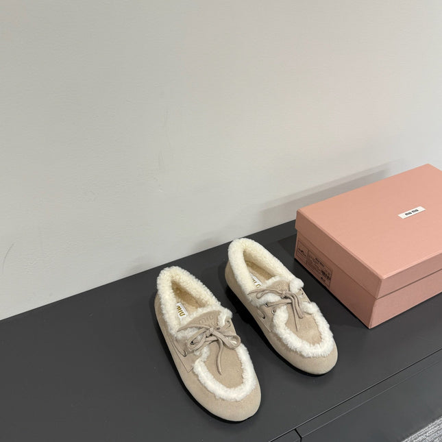LACE-UP LOAFERS IN BEIGE SUEDE AND WHITE FLEECE LINING