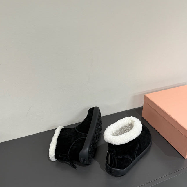 ANKLE BOOTS IN BLACK SUEDE AND FLEECE LINING