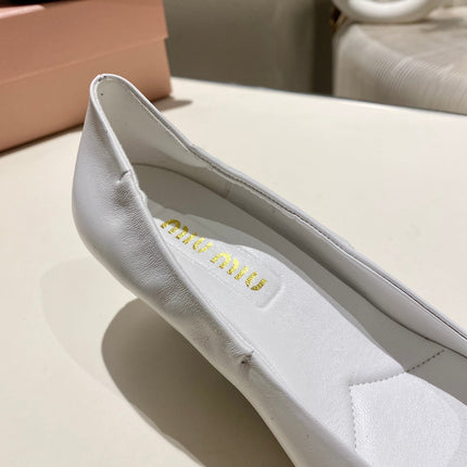 POINTED-TOE MID HEEL PUMPS IN WHITE SMOOTH LAMBSKIN