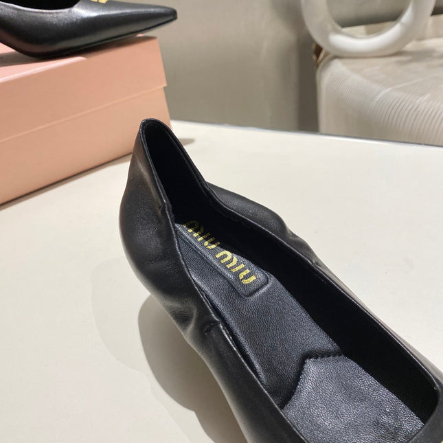 POINTED-TOE MID HEEL PUMPS IN BLACK SMOOTH LAMBSKIN