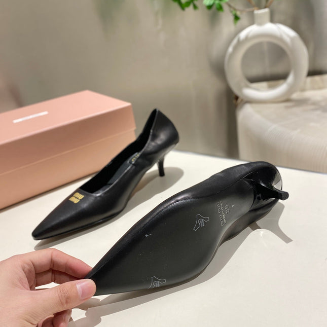 POINTED-TOE MID HEEL PUMPS IN BLACK SMOOTH LAMBSKIN