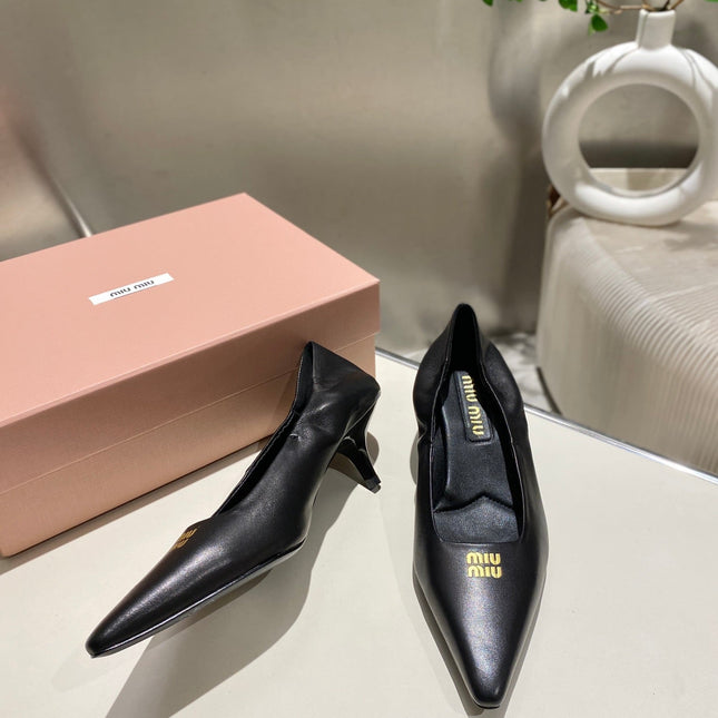 POINTED-TOE MID HEEL PUMPS IN BLACK SMOOTH LAMBSKIN