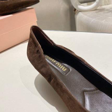 POINTED-TOE MID HEEL PUMPS IN CHOCOLATE SUEDE