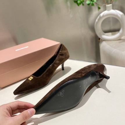 POINTED-TOE MID HEEL PUMPS IN CHOCOLATE SUEDE