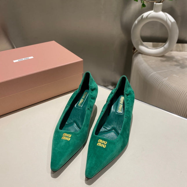POINTED-TOE MID HEEL PUMPS IN GREEN SUEDE