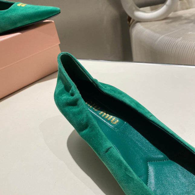 POINTED-TOE MID HEEL PUMPS IN GREEN SUEDE