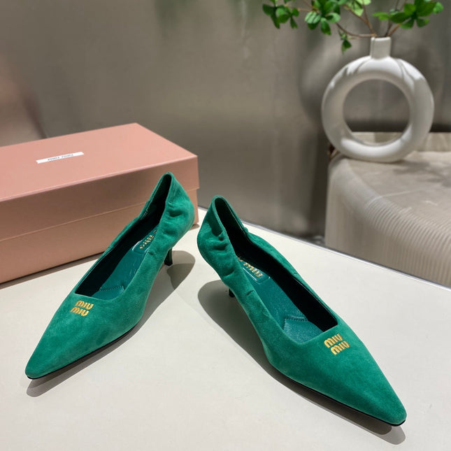 POINTED-TOE MID HEEL PUMPS IN GREEN SUEDE