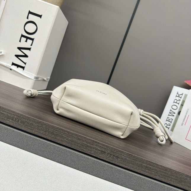 LOE 23 FLAMENCO PURSE BUCKET IN WHITE LAMBSKIN