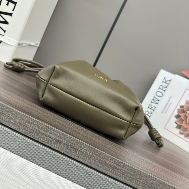 LOE 23 FLAMENCO PURSE BUCKET IN ARMY GREEN LAMBSKIN