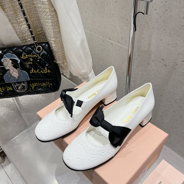 MARY JANE MID HEEL PUMPS IN WHITE PATENT LAMBSKIN WITH BOW