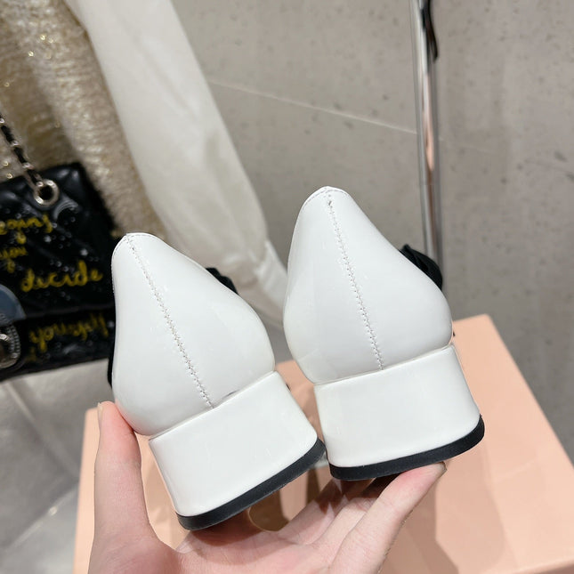 MARY JANE MID HEEL PUMPS IN WHITE PATENT LAMBSKIN WITH BOW