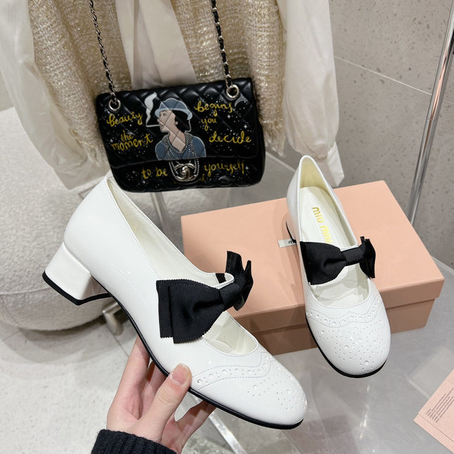MARY JANE MID HEEL PUMPS IN WHITE PATENT LAMBSKIN WITH BOW