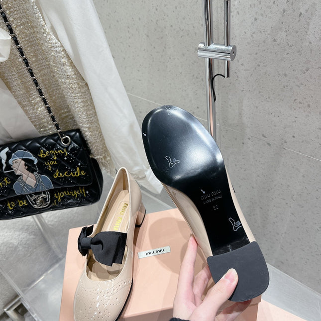 MARY JANE MID HEEL PUMPS IN BEIGE PATENT LAMBSKIN WITH BOW