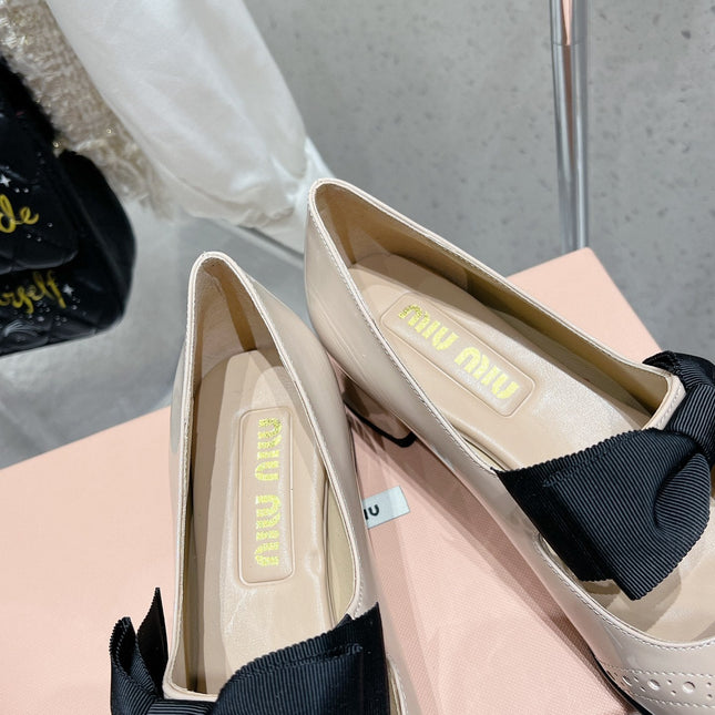 MARY JANE MID HEEL PUMPS IN BEIGE PATENT LAMBSKIN WITH BOW