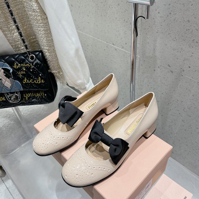 MARY JANE MID HEEL PUMPS IN BEIGE PATENT LAMBSKIN WITH BOW